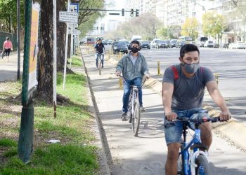 La bicisenda que genera una batalla diaria entre familias de cuatro escuelas porteñas y ciclistas