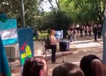 La justicia ordenó proteger a una docente abucheada por militares