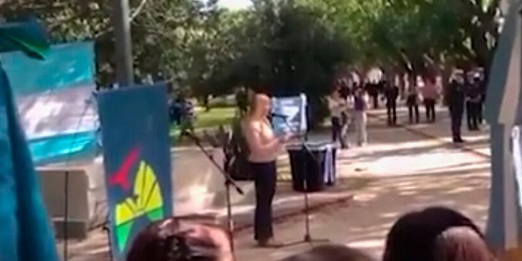 La justicia ordenó proteger a una docente abucheada por militares