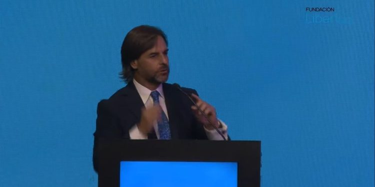 Lacalle Pou, desde Argentina: “Se puso de moda hablar de libertad, ojalá que no pase”