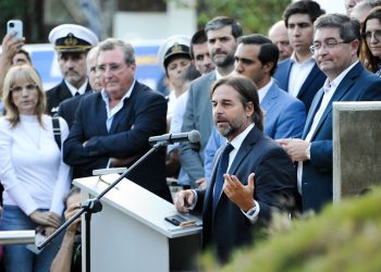 Lacalle Pou llamó a “descentralizar” los servicios públicos en Montevideo