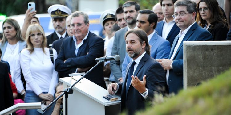 Lacalle Pou llamó a “descentralizar” los servicios públicos en Montevideo