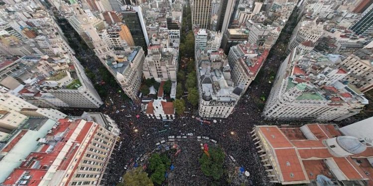 Libros y alpargatas: una batalla con consecuencias impredecibles para Javier Milei