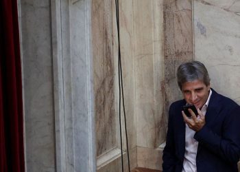 Luis Caputo confronta con Moyano: “No le vamos a homologar la paritaria a Camioneros porque no es razonable”