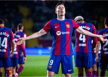 Robert Lewandowski rescató a Barcelona y postergó el título de Real Madrid