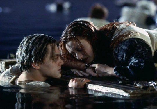 Subasta millonaria por la famosa puerta de madera de Titanic: cuánto pagó su comprador