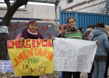 Comedores: manifestación en uno de los galpones donde el gobierno tiene comida arrumbada