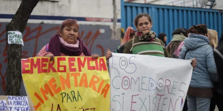 Comedores: manifestación en uno de los galpones donde el gobierno tiene comida arrumbada