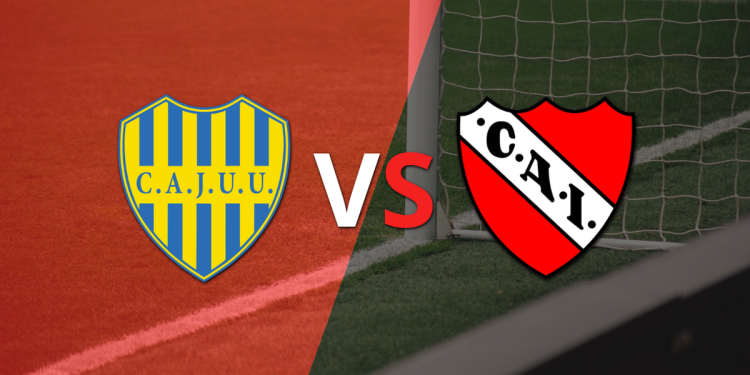 Comienza el partido entre Juventud Unida (SL) e Independiente en el estadio la Fortaleza