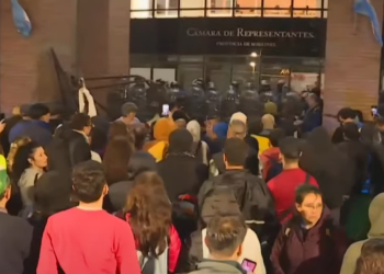 Crisis en Misiones: se registraron incidentes frente a la Legislatura provincial y la casa del Gobernador