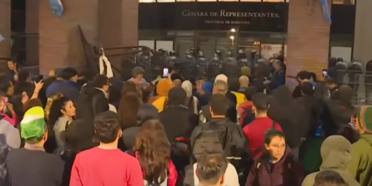 Crisis en Misiones: se registraron incidentes frente a la Legislatura provincial y la casa del Gobernador