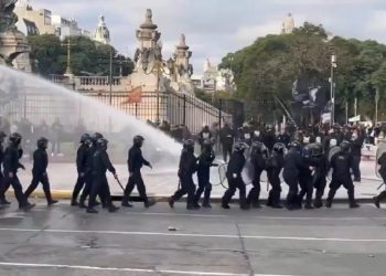 Despidos en Fate: reprimieron a trabajadores e hirieron a una diputa nacional