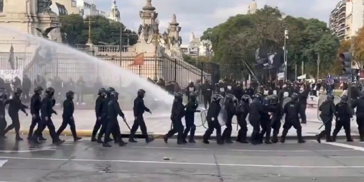 Despidos en Fate: reprimieron a trabajadores e hirieron a una diputa nacional