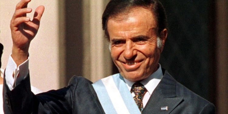 El busto de Carlos Menem llega a Casa Rosada en una fecha emblemática