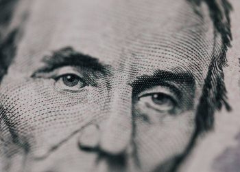 El dólar global revierte el alza y cae por el debilitamiento de la demanda laboral en EEUU