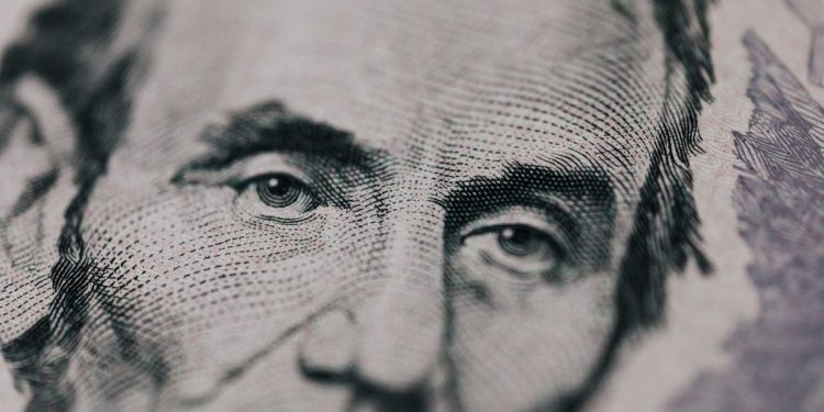 El dólar global revierte el alza y cae por el debilitamiento de la demanda laboral en EEUU