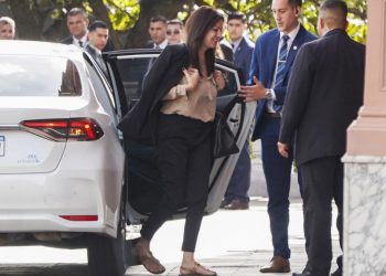 El gobierno dio marcha atrás: repartirá los alimentos por vencer y echó a un halcón del PRO