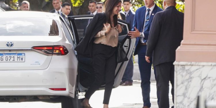 El gobierno dio marcha atrás: repartirá los alimentos por vencer y echó a un halcón del PRO