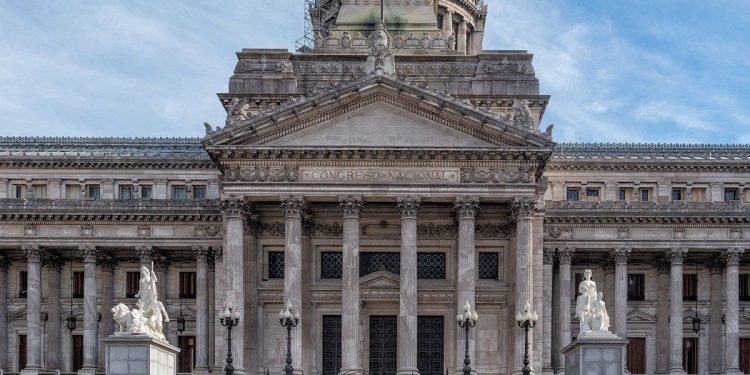 En medio de cruces, el Senado inició el tratamiento de la ley de Bases y el paquete fiscal