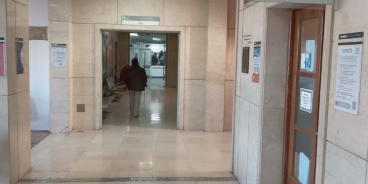 Guardias mínimas y pasillos vacíos: fuerte adhesión al paro en los hospitales