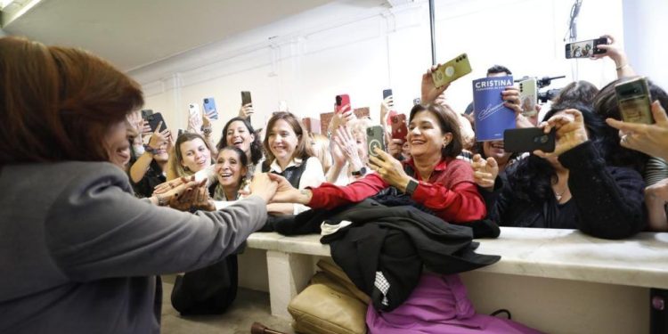 «La BBC la ve», el irónico posteo de Cristina Kirchner contra Milei