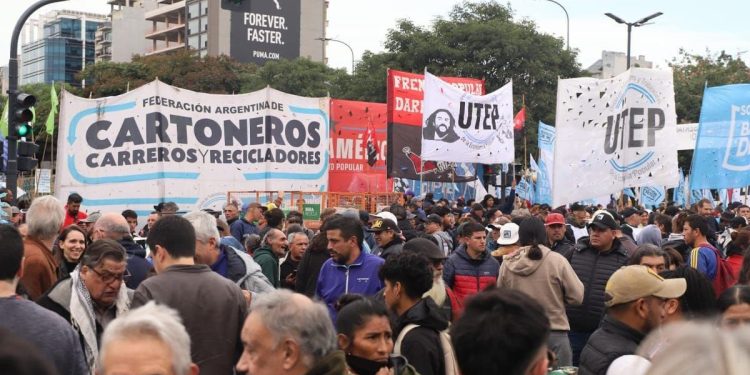 La CGT marcha con reclamos al Gobierno y ratificó el paro general del 9 de mayo