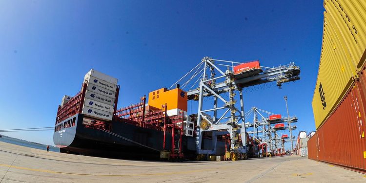 Lacalle Pou llamó a “sostener la inversión portuaria más grande de la historia” contra la demanda de Montecon