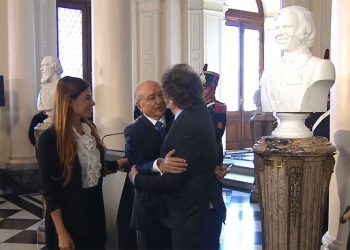 Milei inauguró el busto de Menem, su presidente favorito, en la Casa Rosada