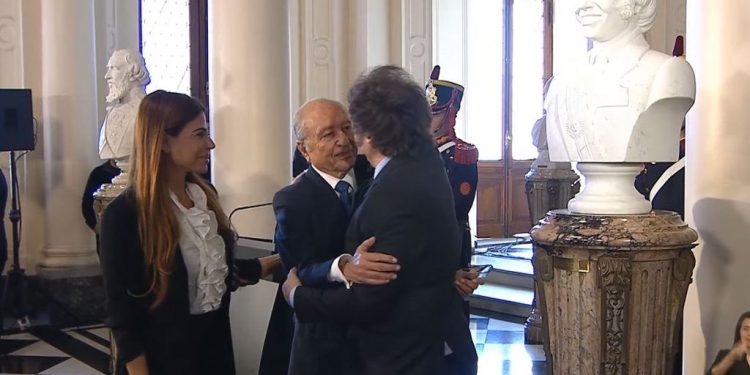 Milei inauguró el busto de Menem, su presidente favorito, en la Casa Rosada