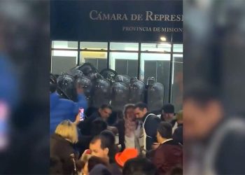 Misiones: docentes reclamaron en la Legislatura y en la casa del gobernador y fueron reprimidos con gas pimienta