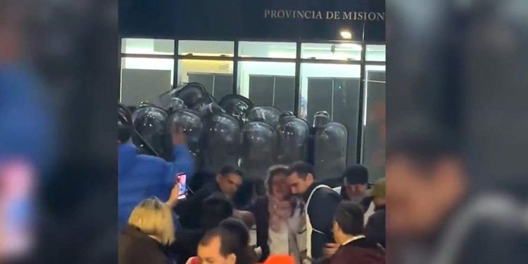 Misiones: docentes reclamaron en la Legislatura y en la casa del gobernador y fueron reprimidos con gas pimienta