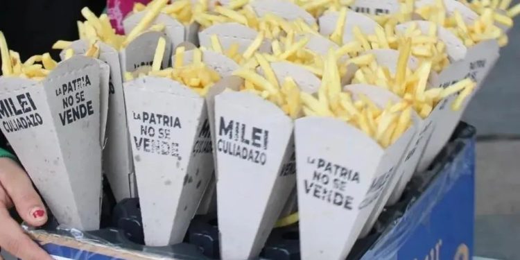 «Papafritazo» en Córdoba como rechazo a la visita de Milei