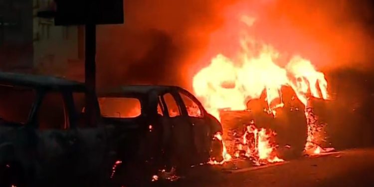 Tres de Febrero: mataron a un delivery en un asalto y sus compañeros prendieron fuego un patrullero