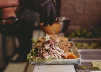 Una cevichería de Buenos Aires transporta directo a Lima con sus sabores y estética