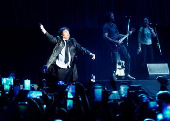 Vermut con papas fritas: Milei cantó y presentó su libro con denuncias de plagio en el Luna Park