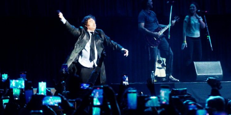 Vermut con papas fritas: Milei cantó y presentó su libro con denuncias de plagio en el Luna Park