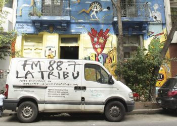 35 años viva: La Tribu y su festejo popular en la calle de Almagro