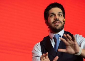 Andrés Ojeda pidió a los votantes participar de las internas para frenar al Frente Amplio en octubre