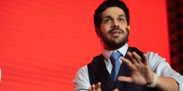 Andrés Ojeda pidió a los votantes participar de las internas para frenar al Frente Amplio en octubre