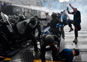 Desalojan y reprimen a manifestantes mientras el Senado debate la Ley Bases