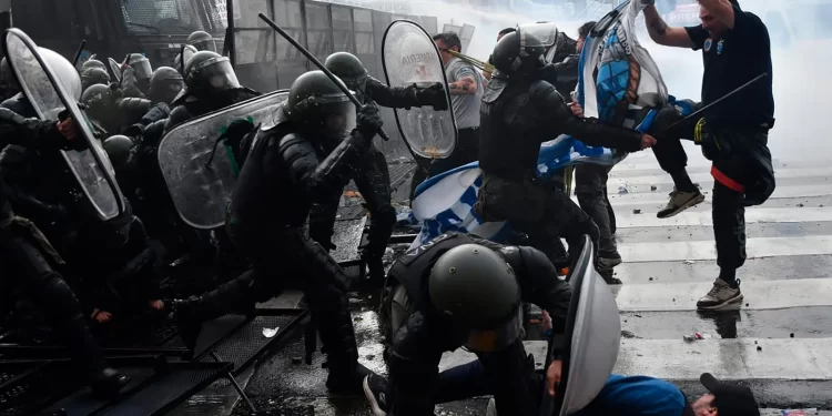 Desalojan y reprimen a manifestantes mientras el Senado debate la Ley Bases