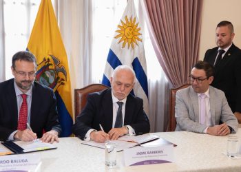El gobierno cerró un acuerdo de “cielos abiertos” con Ecuador para fortalecer la relación comercial