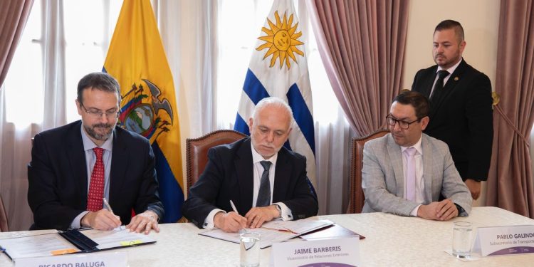 El gobierno cerró un acuerdo de “cielos abiertos” con Ecuador para fortalecer la relación comercial