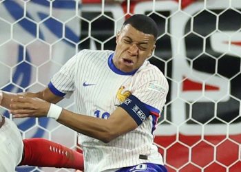 Francia ganó en el debut de la Eurocopa aunque hay preocupación por la lesión de Mbappé