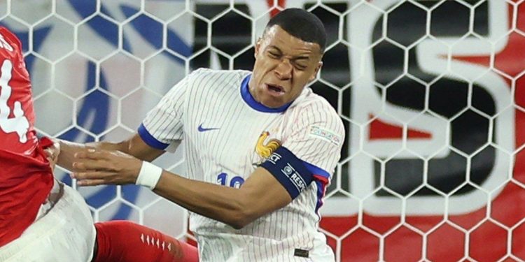 Francia ganó en el debut de la Eurocopa aunque hay preocupación por la lesión de Mbappé