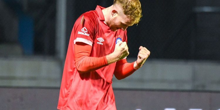 Gondou, siempre goleador, salvó a Argentinos, que avanza en la Copa Argentina