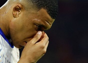Kylian Mbappé descartó operarse la nariz y volvería a jugar la Eurocopa en octavos con una máscara