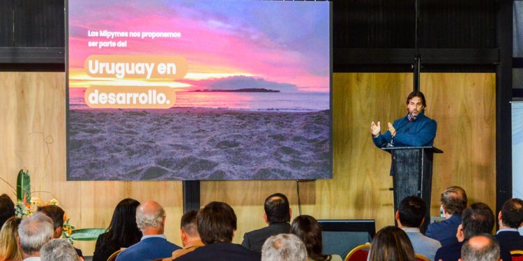 Lacalle Pou destacó las medidas contra la brecha de precios y le envió un guiño a Milei