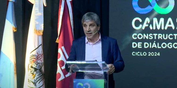 Luis Caputo responsabilizó a la política por la suba del dólar