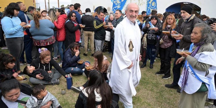 Monseñor Ojea: “Hoy menos que nunca debemos tirar la comida, porque falta en muchos hogares”